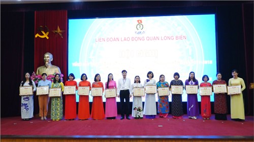 Công đoàn trường MN Việt Hưng vinh dự nhận giấy khen của Liên đoàn lao động quận Long Biên